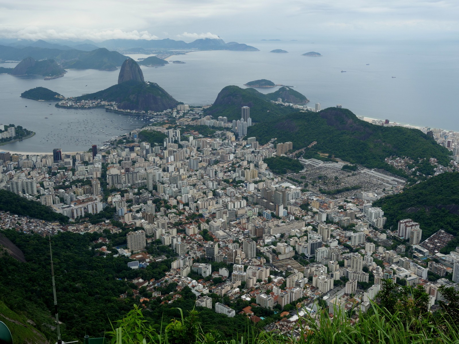 מבט על ריו דה ז'ניירו וחופיה מפסגת הקורקובדו