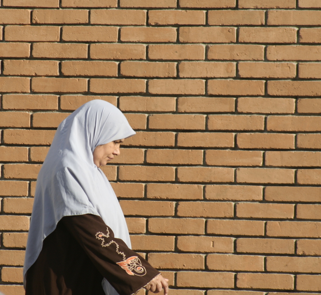 אישה מצרית ברחוב באלכסנדריה