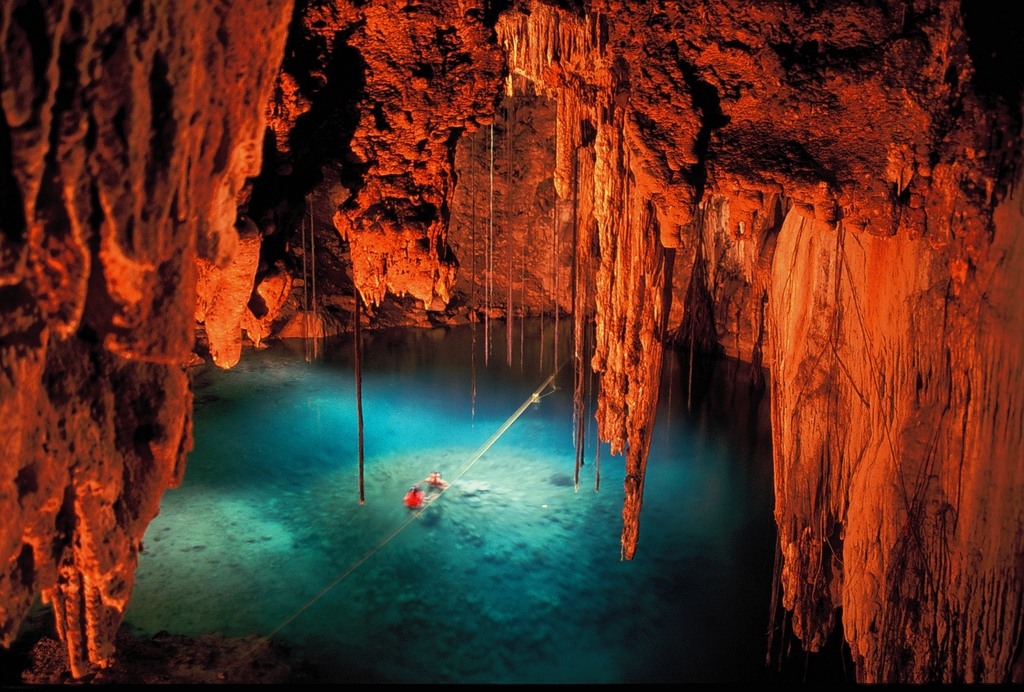 מערה תת קרקעית  (סנוטה) בחצי האי יוקטן, מקסיקו