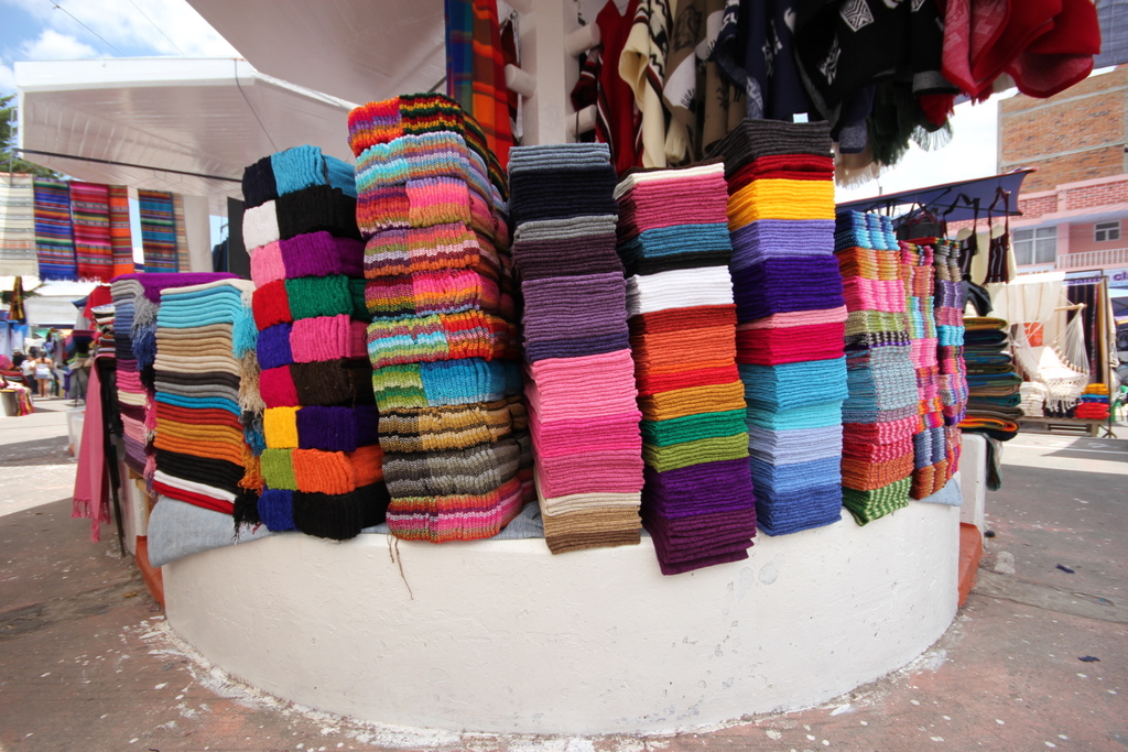 ערימת צבע בשוק של אוטבאלו